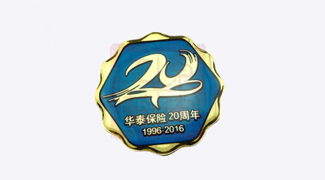 华泰保险20周年庆典徽章定做.jpg