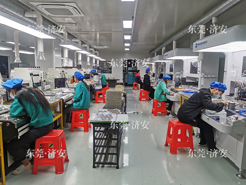 东莞济安徽章定制厂家生产车间