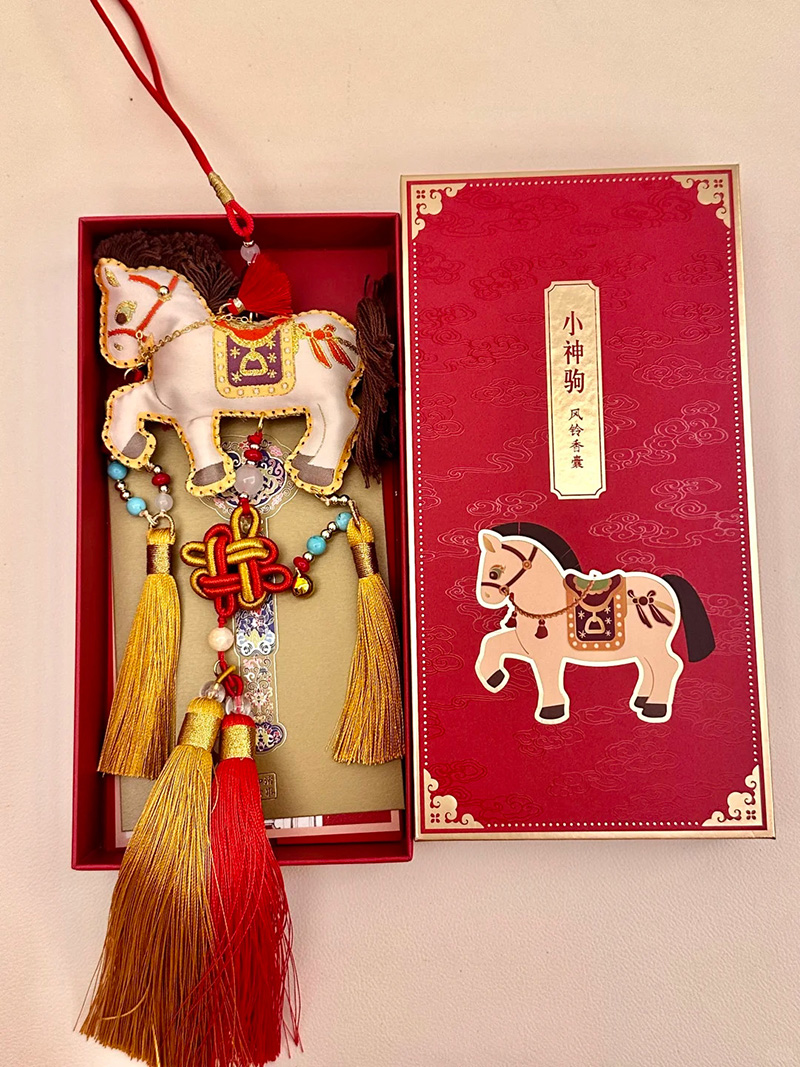 谁能拒绝超萌的马年小马钥匙扣挂件呢?把福气“扣”在身边! 谁能拒绝超萌的马年小马钥匙扣挂件呢?把福气“扣”在身边!