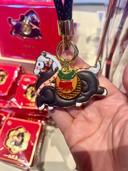 旋转冰箱贴、挂饰、零钱包&hellip;国博&ldquo;一匹黑马&rdquo;马年文创出圈了！