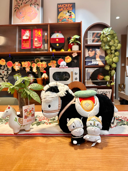 旋转冰箱贴、挂饰、零钱包&hellip;国博&ldquo;一匹黑马&rdquo;马年文创出圈了！