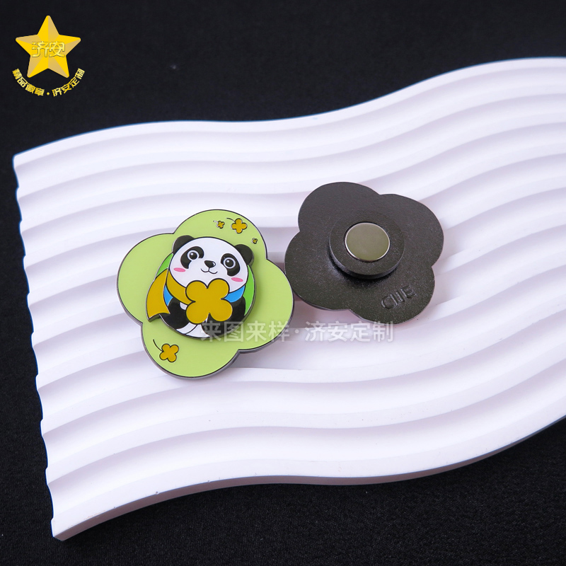 进博会吉祥物旋转徽章,四叶草纪念章,东莞济安徽章工厂为展会IP赋能
