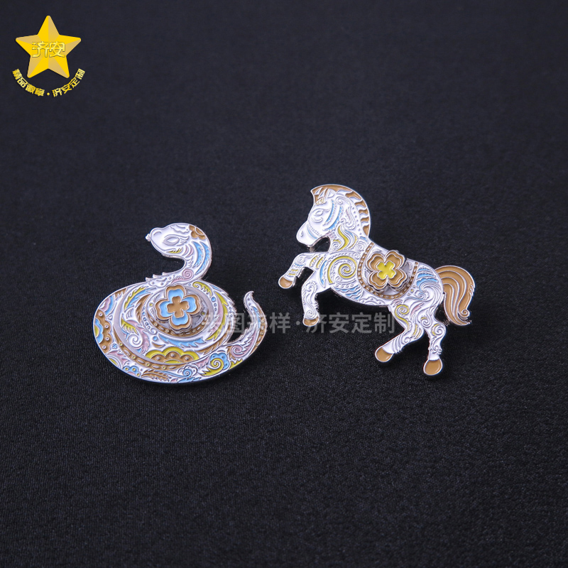 蛇徽章,四叶草徽章,旋转徽章,徽章定制,东莞徽章厂家