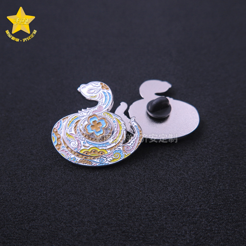 蛇徽章,四叶草徽章,旋转徽章,徽章定制,东莞徽章厂家