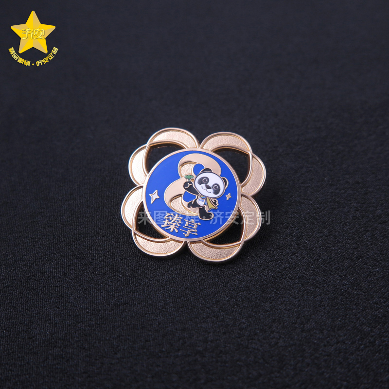 进博会8周年纪念臻享徽章,仿珐琅+镂空工艺解锁徽章定制新高度