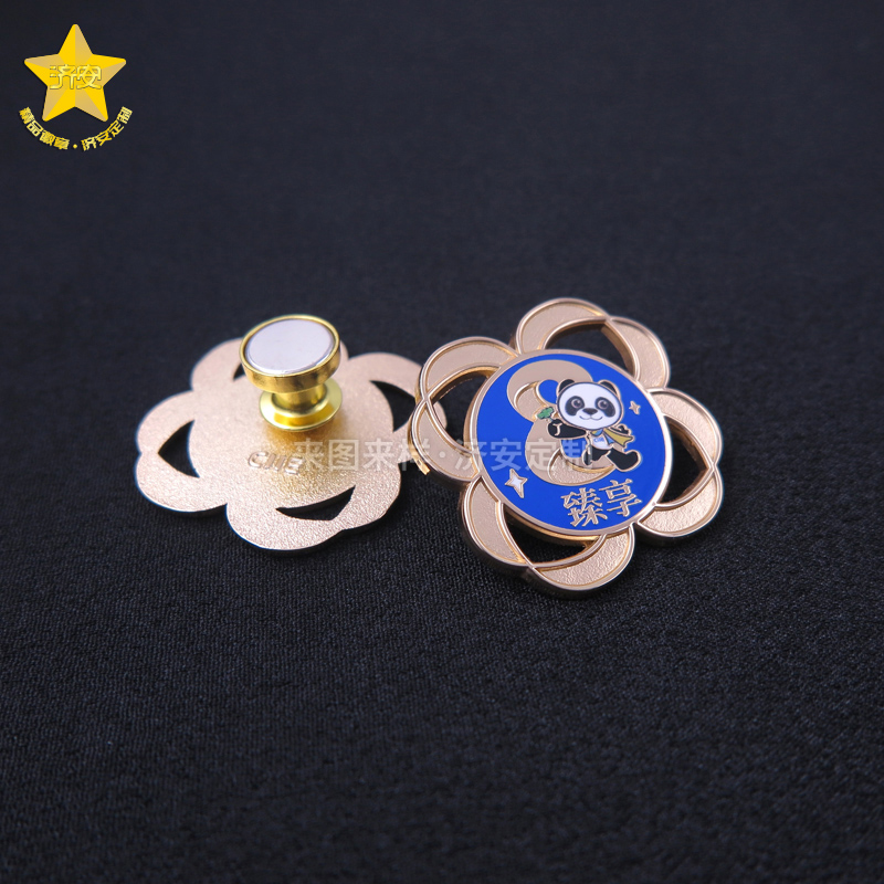 进博会8周年纪念臻享徽章,仿珐琅+镂空工艺解锁徽章定制新高度