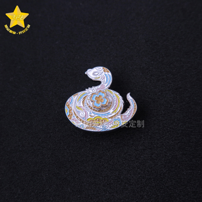 盘旋蛇纹旋转四叶草徽章进博会纪念品